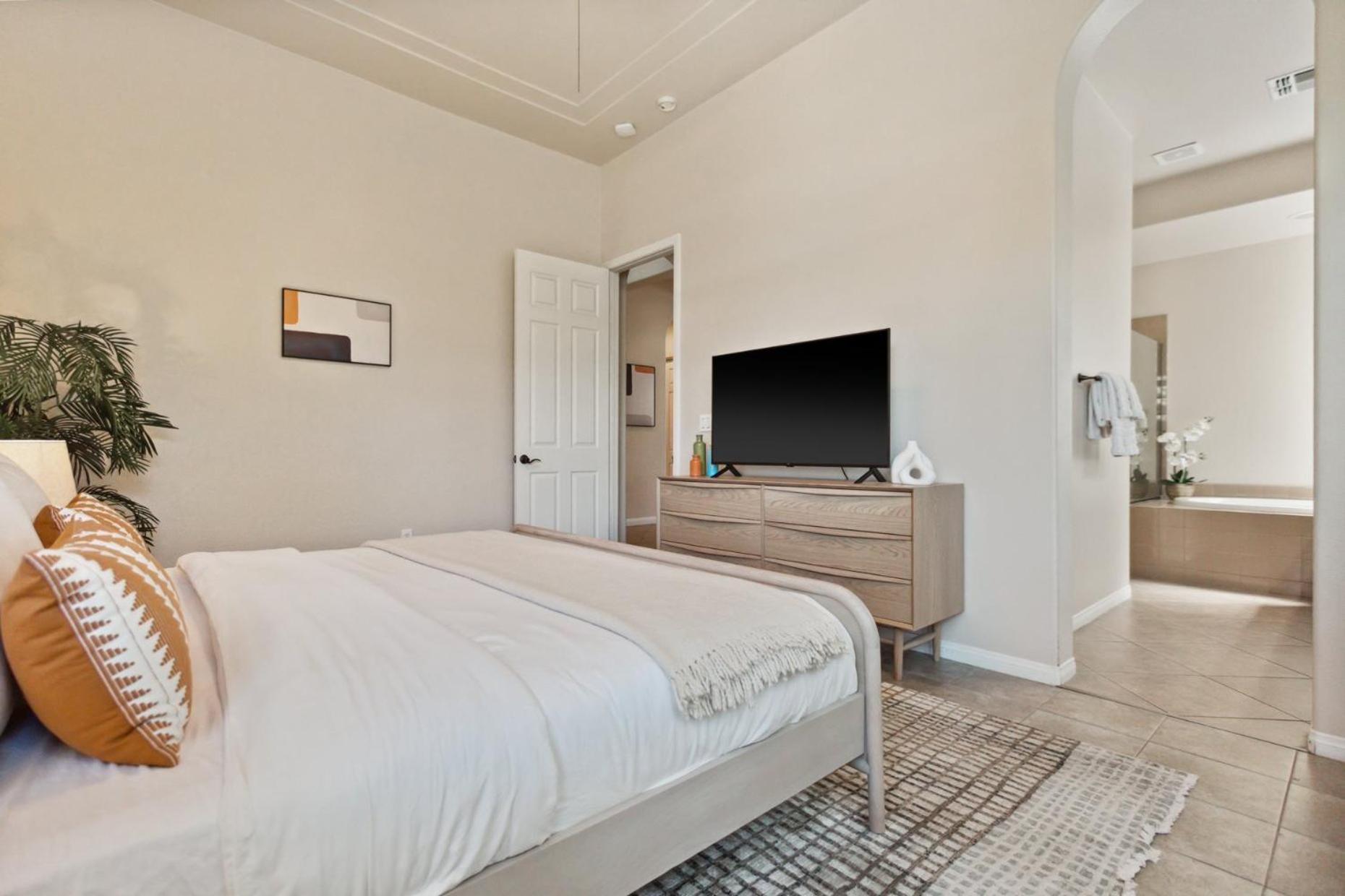 Desert Getaway By Vare Pool Gym Tennis Holiday home *